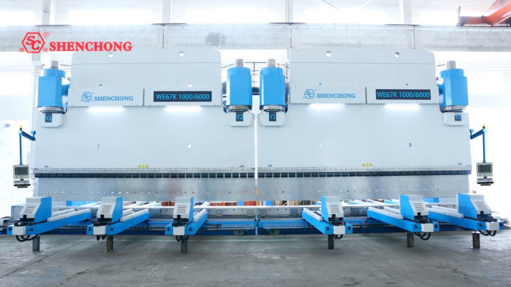 五一勞動(dòng)節(jié)工廠發(fā)貨一臺泰國1200噸9米雙機(jī)聯(lián)動(dòng)數(shù)控折彎機(jī)
